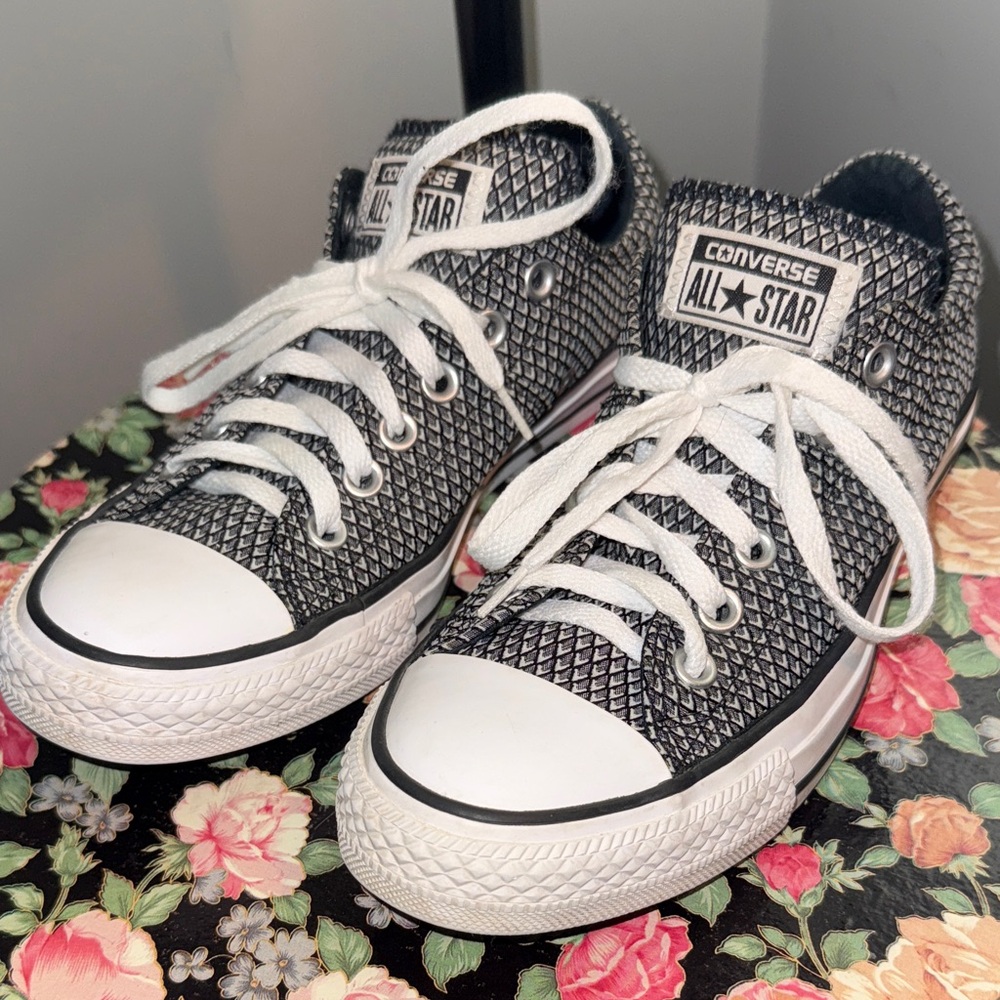 Converse women’s 8 Rare Dragon scale pattern